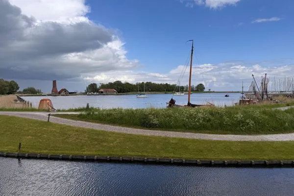  EuroParcs Enkhuizer Strand Cube Elite Paradiso mit Zaun Haus Nr. 211