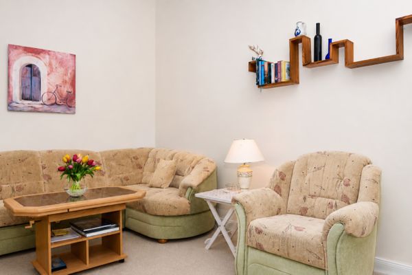 Wohnzimmer mit Ecksofa und Sessel
