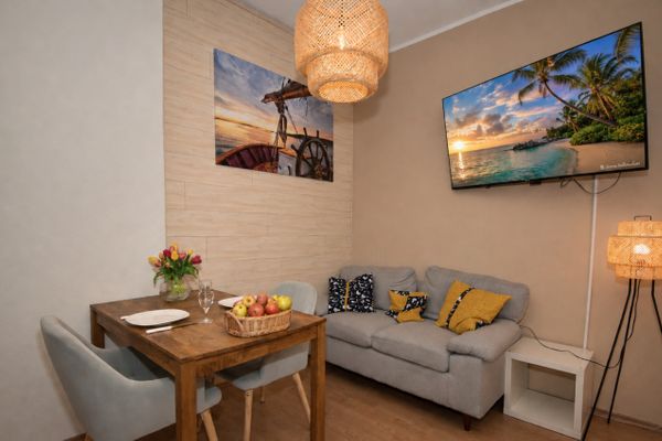 Wohnzimmer mit Sofa und Esstisch
