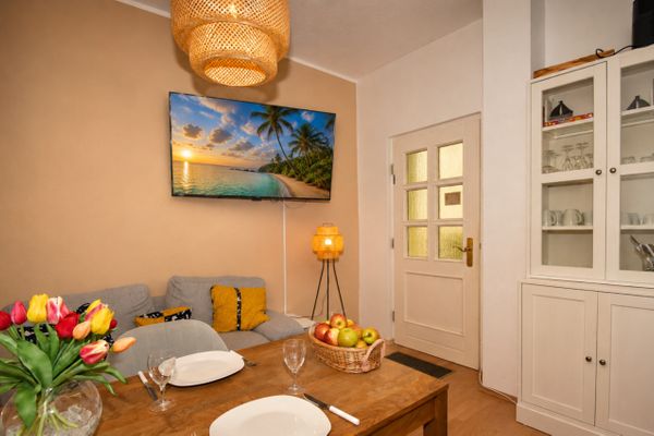 Wohnzimmer mit Sofa und TV