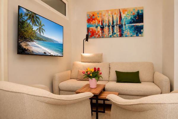 Wohnzimmer mit Sofa und Sessel