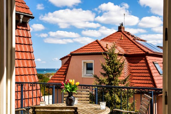 Balkon mit Blick auf Nachbarhaus