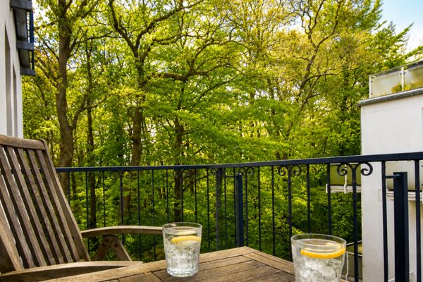 2. Balkon mit Stuhl und Tisch