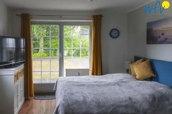 Schlafbereich mit Blick auf die Terrasse. Ferienappartements Am Neuensiener See Ferienwohnung 7