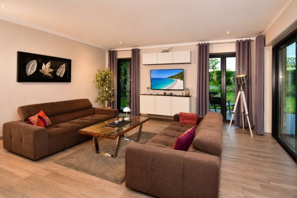 Wohnbereich mit Sofa und TV