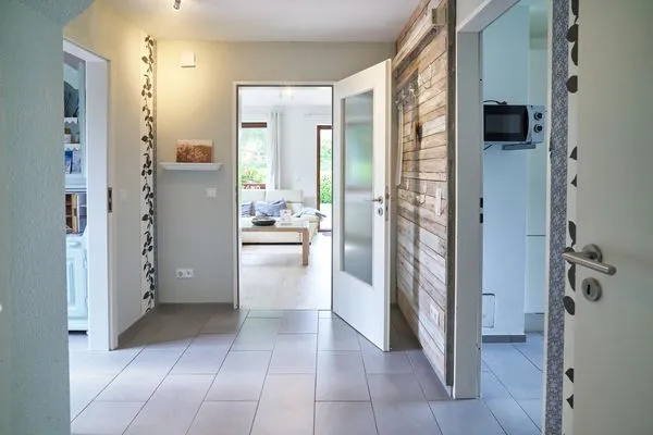 Wohnzimmer  Ferienwohnung „Waterkant“ am Wittensee – viel Platz, Garten und Spielscheune