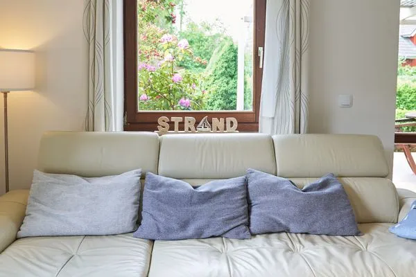 Wohnzimmer  Ferienwohnung „Waterkant“ am Wittensee – viel Platz, Garten und Spielscheune