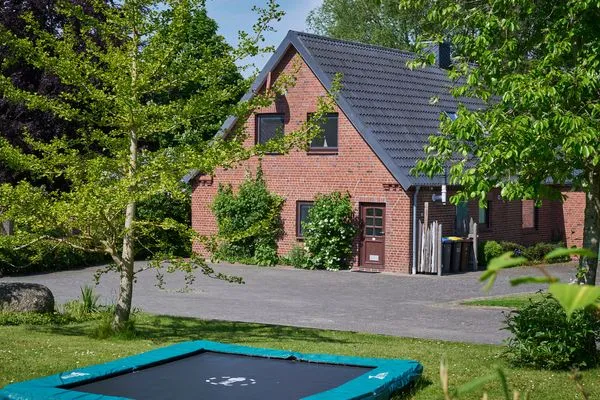 Hauptansicht  Ferienwohnung „Waterkant“ am Wittensee – viel Platz, Garten und Spielscheune