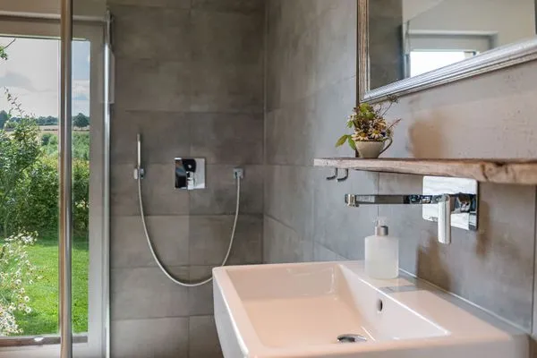 Badezimmer im EG mit Waschbecken und Regendusche  Ferienhaus Friedrich 15