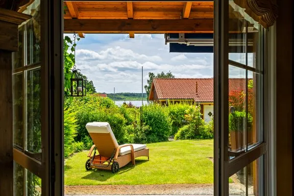 Ferienhaus Kathi in Jabel Blick in den Garten  Kathi