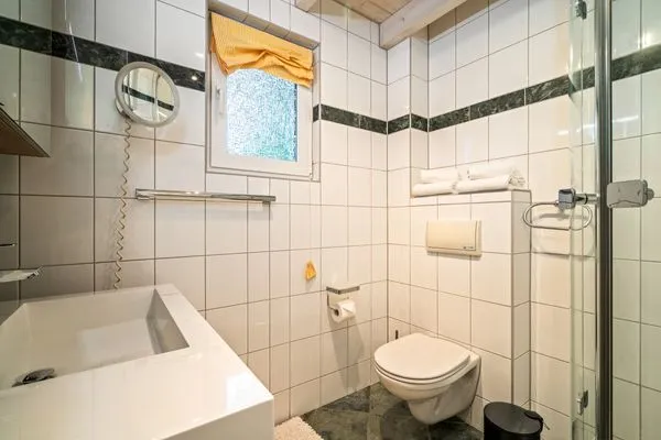 Ferienhaus Kathi in Jabel Blick in das Badezimmer mit Dusche  Kathi