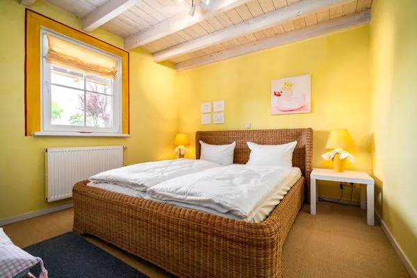 Ferienhaus Kathi in Jabel Blick in eines der Schlafzimmer mit Doppelbett  Kathi