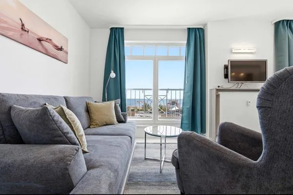 Wohnzimmer  Ferienwohnung Küstenkind direkt am Strand, modern eingerichtet mit Meerblick