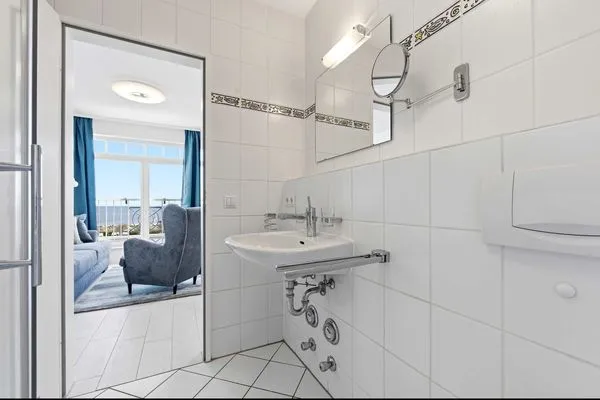 Badezimmer  Ferienwohnung Küstenkind direkt am Strand, modern eingerichtet mit Meerblick