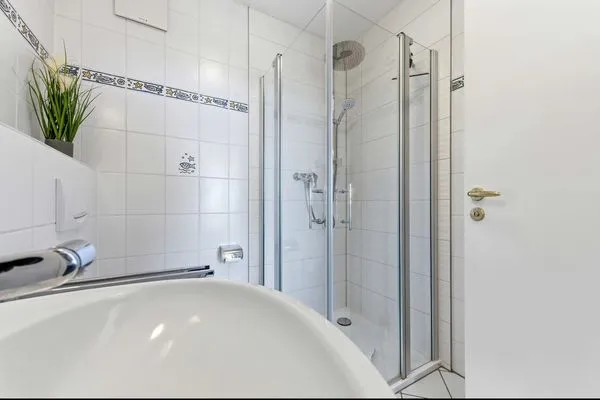 Badezimmer  Ferienwohnung Küstenkind direkt am Strand, modern eingerichtet mit Meerblick