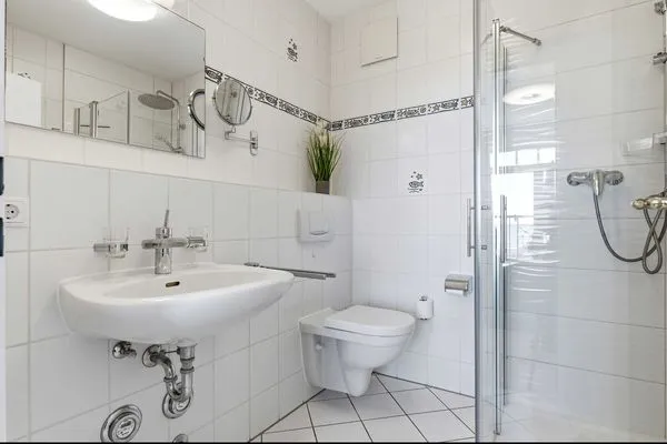 Badezimmer  Ferienwohnung Küstenkind direkt am Strand, modern eingerichtet mit Meerblick