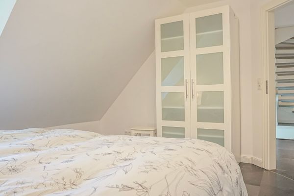  Reetdachhaus Dünenwarft Tönning - Kleiderschrank