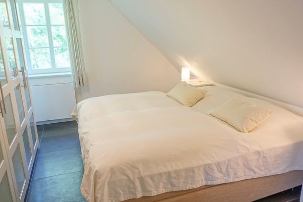  Reetdachhaus Dünenwarft Tönning - Kleiderschrank