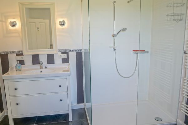  Reetdachhaus Dünenwarft Tönning - Dusche