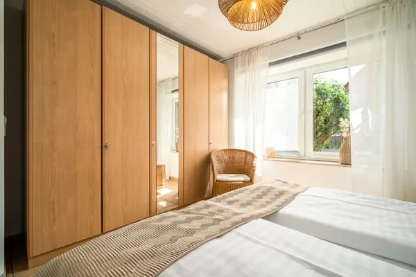 Blumenhaus in Waren Schlafzimmer mit Kleiderschrank  Blumenhaus