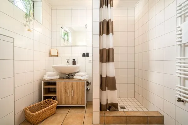 Blumenhaus in Waren Badezimmer mit Dusche  Blumenhaus