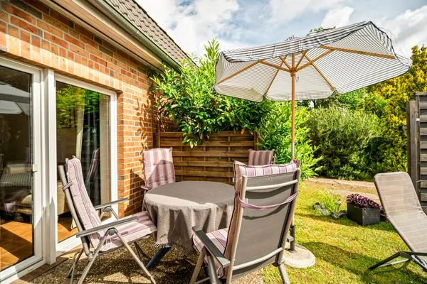 Blumenhaus in Waren Terrasse im Garten mit Sitzmöbeln  Blumenhaus