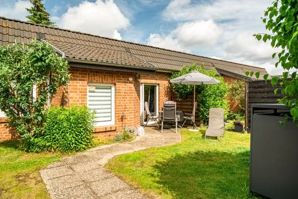 Blumenhaus in Waren Blick auf das Haus mit Garten  Blumenhaus