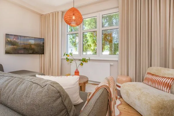 Wohnzimmer  Ferienwohnung Sonnenland mit 2 Bädern, modern eingerichtet & nur 300 Meter zum Strand