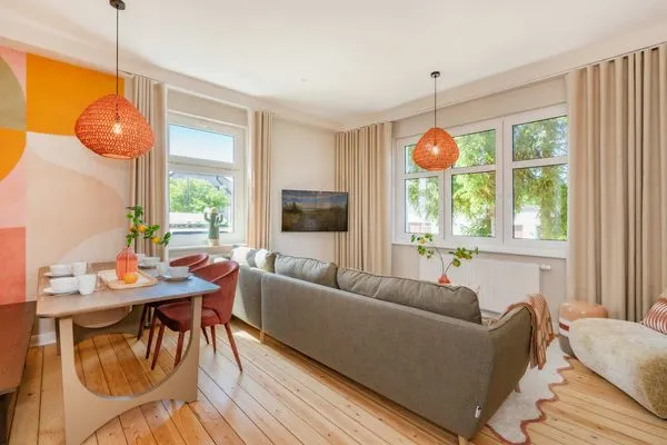 Wohnzimmer  Ferienwohnung Sonnenland mit 2 Bädern, modern eingerichtet & nur 300 Meter zum Strand