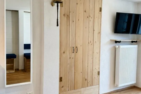 Integrierter Kleiderschrank im Wohnzimmer mit Smart TV  Sierksdorfer Kajüte 36