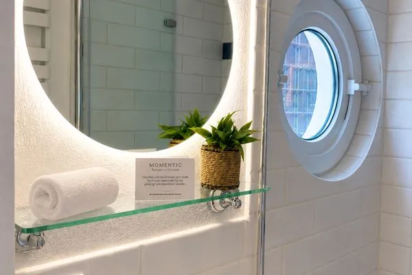 Sauberes und modernes Badezimmer mit Dusche  Sierksdorfer Kajüte 36