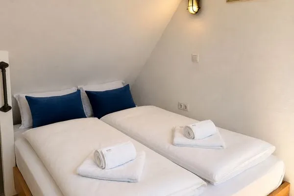 Doppelbett im Obergeschoss mit gratis Bettwäsche-Paket von Momentic  Sierksdorfer Kajüte 36