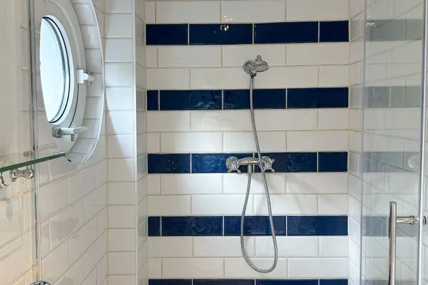 Modernes sauberes Badezimmer  Sierksdorfer Kajüte 36