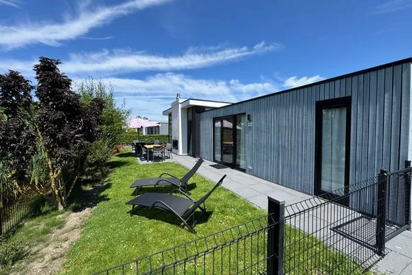  EuroParcs Bad Meersee Chalet Coastline Zeeland mit Zaun Haus Nr. 80