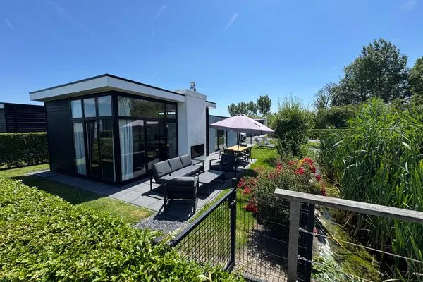  EuroParcs Bad Meersee Chalet Coastline Zeeland mit Zaun Haus Nr. 80
