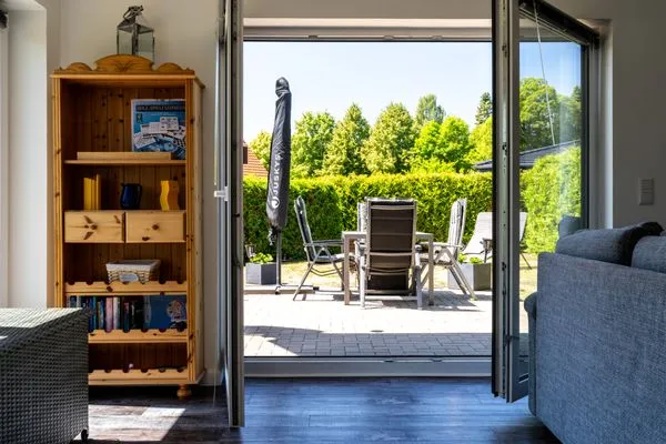 Ferienhaus VierSeen Walow - Wohnzimmer mit Zugang zur Terrasse  VierSeen