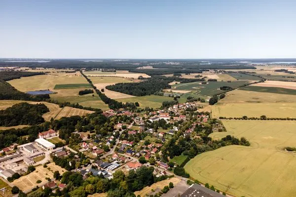 Ferienhaus VierSeen Walow - Drohnenaufnahme der Nachbarschaft  VierSeen