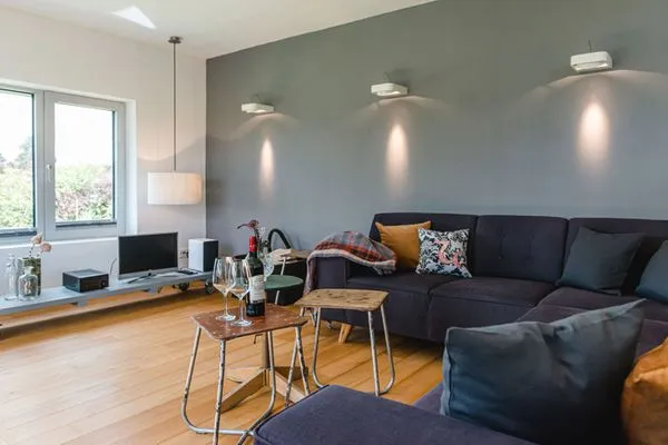 Wohnzimmer mit gemütlicher Eck-Couch  Ferienhaus Friedrich 15