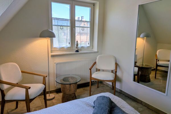  Ausklang Born auf dem Darß - Schlafzimmer 1 mit Gaubenfenster, Doppelbett, Kommode