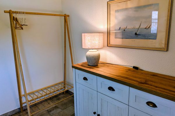  Ausklang Born auf dem Darß - Kommode/Kleiderstange Schlafzimmer 1
