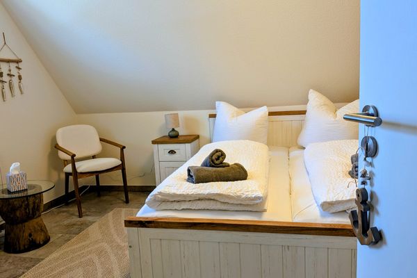  Ausklang Born auf dem Darß - Schlafzimmer 2 mit Doppelbett und Kommode