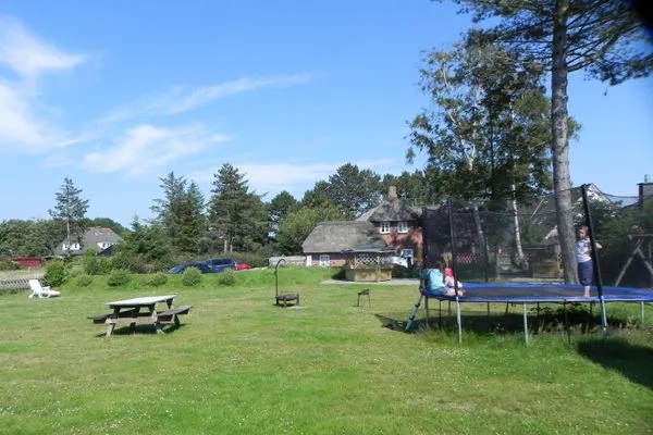 Garten mit Trampolin im Garten des Hüs Sanskiin in Süddorf auf Amrum Hüs Sanskiin Ferienwohnung *Goodshenk*