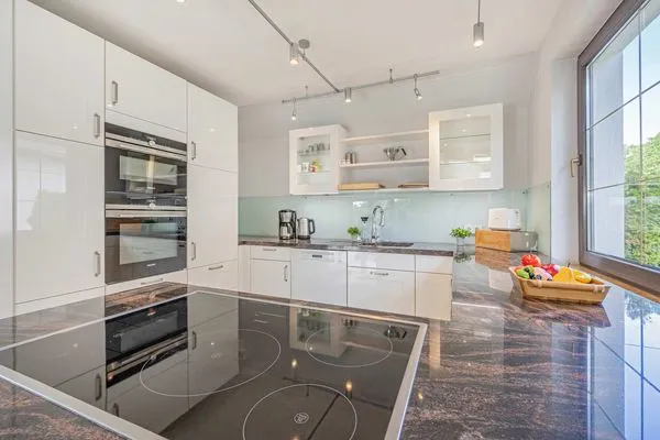 Küche / Küchenzeile  Ferienhaus Sonnendeck mit Sauna, Kamin & Terrasse für 12 Personen