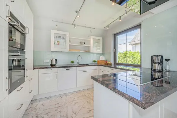Küche / Küchenzeile  Ferienhaus Sonnendeck mit Sauna, Kamin & Terrasse für 12 Personen