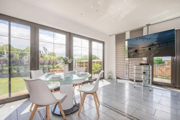 Wohnzimmer  Ferienhaus Sonnendeck mit Sauna, Kamin & Terrasse für 12 Personen