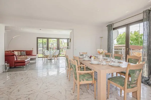 Wohnzimmer  Ferienhaus Sonnendeck mit Sauna, Kamin & Terrasse für 12 Personen