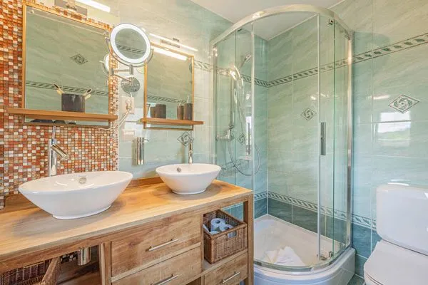 Badezimmer  Ferienhaus Sonnendeck mit Sauna, Kamin & Terrasse für 12 Personen