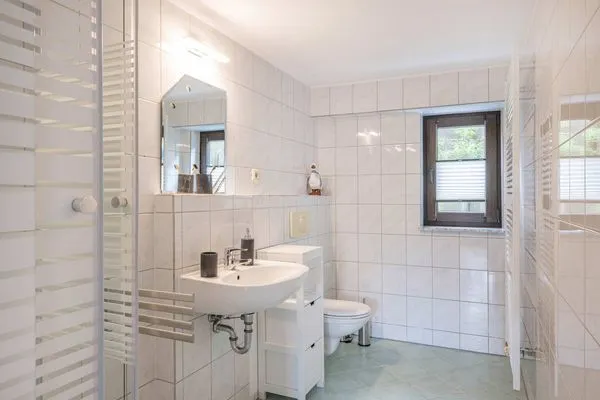 Badezimmer  Ferienhaus Sonnendeck mit Sauna, Kamin & Terrasse für 12 Personen