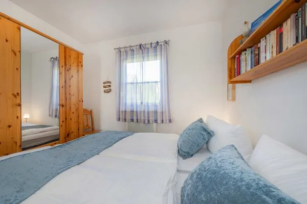 Schlafzimmer  Ferienwohnung Inselnest mit Terrasse & Strandkorb - nur 500 Meter bis zum Strand
