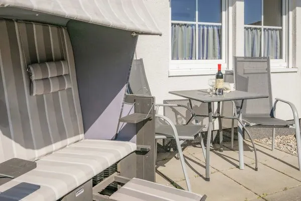 Terrasse  Ferienwohnung Inselnest mit Terrasse & Strandkorb - nur 500 Meter bis zum Strand